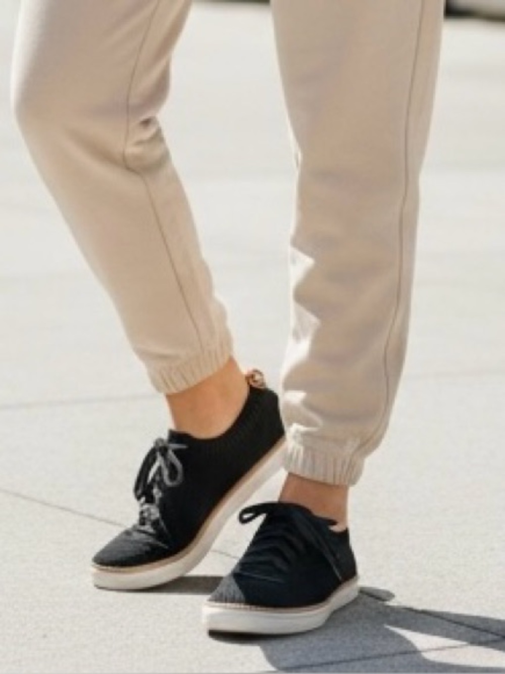 UGG Sydney Sneakers Black Stretch Knit Upper Leather Heel Tab Tan Accents | GUC